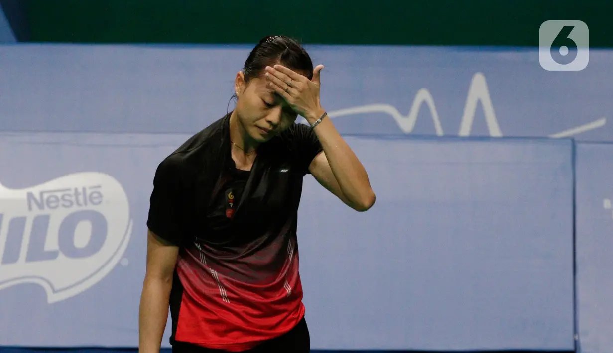 Ekspresi pebulutangkis Indonesia, Fitriani, saat melawan Busanan Ongbumrungpan dari Thailand pada final beregu putri SEA Games 2019 di Muntinlupa Sports Complex, Manila, Selasa (3/12). Fitriani kalah 8-21 dan 10-21 yang membuat Indonesia tertinggal lagi dari Thailand. (Bola.com/M Iqbal Ichsan)