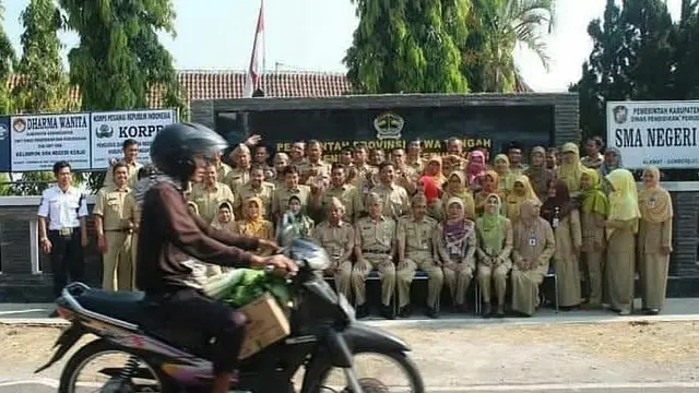 Gaya Nyeleneh Bapak-Bapak Bawa Motor Ini Bikin Tepuk Jidat