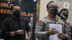 Kepala Divisi Humas Polri, Irjen Pol Dedi Prasetyo (kanan) memberikan keterangan dalam konferensi pers, di Mabes Polri, Jakarta, Rabu (3/8/2022). Polisi menetapkan ajudan Kadiv Propam Polri nonaktif Irjen Pol Ferdy Sambo, Bharada E sebagai tersangka terkait kasus kematian Brigadir J dan langsung menahan Bharada E. (FOTO: Dok. Istimewa)