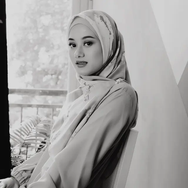 Selalu Pakai Pashmina, Ini 6 Potret Dinda Hauw dalam Balutan Jilbab Segi Empat