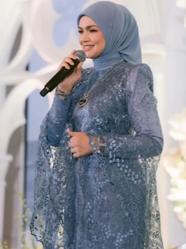 7 Potret Gaun Brokat Siti Nurhaliza di Pernikahan Anak Sambung, Detail Payet Memukau