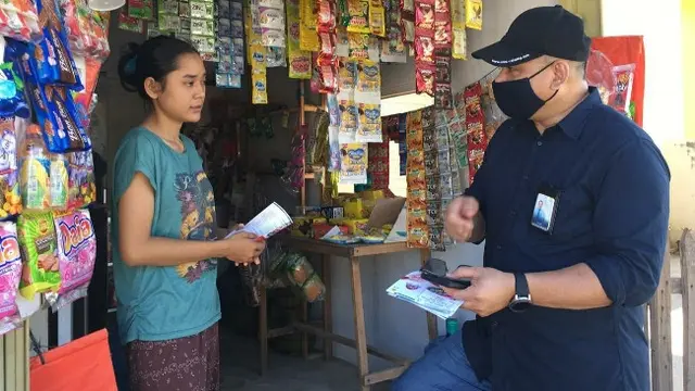 Karyawan PLN Riau mempromosikan program tambah daya listrik murah di Pekanbaru.