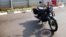 Penyidik Komisi Pemberantasan Korupsi (KPK) menyita sepeda motor Royal Enfield milik mantan Gubernur Jawa Barat (Jabar) Ridwan Kamil. (Liputan6.com/Herman Zakharia)