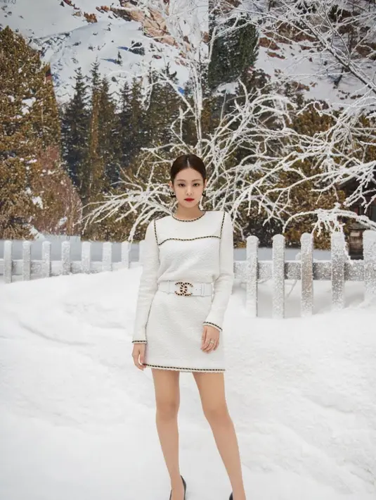 <p>Bagai putri musim dingin, Jennie bergabung dengan sesama peserta di acara Chanel Fall/Winter 2019. Jennie terlihat anggun dengan gaun Chanel. (Foto: Koreaboo)</p>