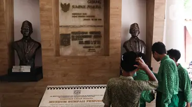 Pelajar mengamati patung pahlawan di Museum Sumpah Pemuda, Jakarta, Kamis (27/10/2022). Jelang peringatan Hari Sumpah Pemuda, museum tersebut ramai dikunjungi pelajar sebagai tujuan wisata edukasi yang memberikan wawasan tentang hari bersejarah ikrar Sumpah Pemuda saat Kongres Pemuda II yang digelar pada 27-28 Oktober 1928. (Liputan6.com/Herman Zakharia)