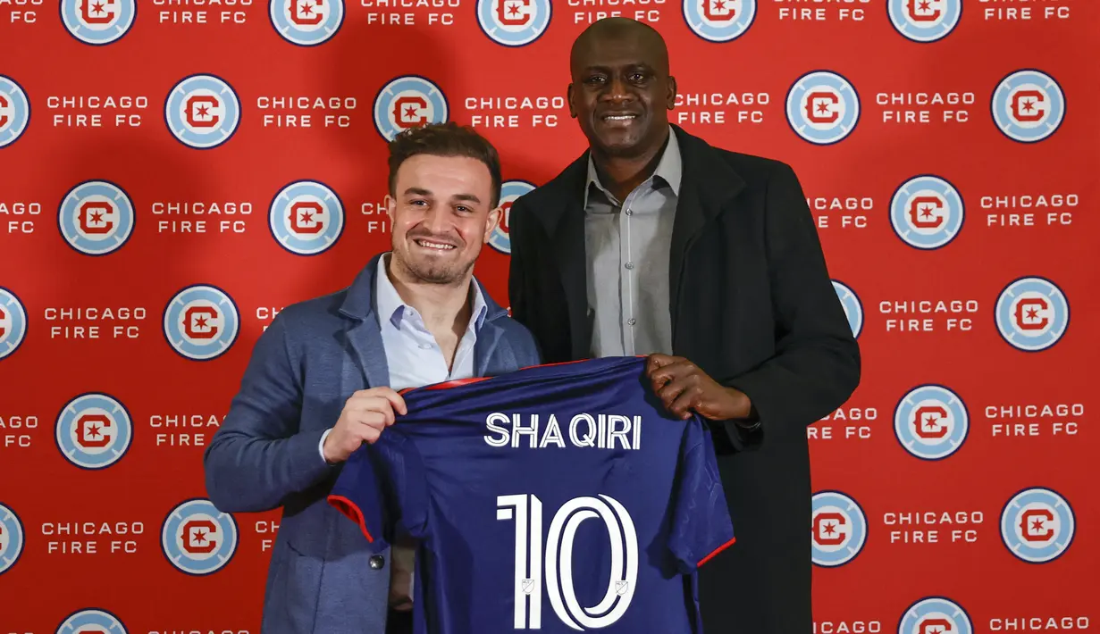 Pesepakbola profesional asal Swiss Xherdan Shaqiri (kiri) berfoto dengan pelatih Ezra Hendrickson saat diperkenalkan sebagai pemain terbaru yang ditunjuk untuk klub Amerika Serikat (MLS), Chicago Fire FC di Chicago, Illinois, pada 21 Februari 2022. (KAMIL KRZACZYNSKI/AFP)