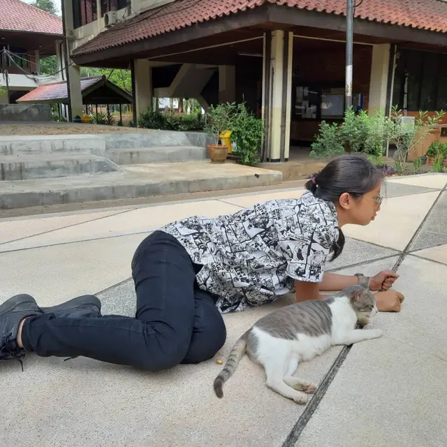 5 Potret Kelakuan Manusia Tiru Pose Kucing Ini Bikin Ketawa
