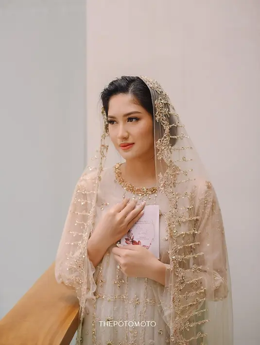 1. Pengajian dan siraman yang digelar oleh Ochi mengusung adat Sunda yang khas. Dekorasi bernuansa cerah dengan sentuhan floral semakin memperindah suasana.
