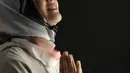 Keinginan mengenakan hijab semakin kuat setelah ibu satu anak itu menjalankan ibadah umrah bersama dengan suaminya. Apalagi mengingat usianya sudah tidak muda lagi. (Bambang E. Ros/Bintang.com)