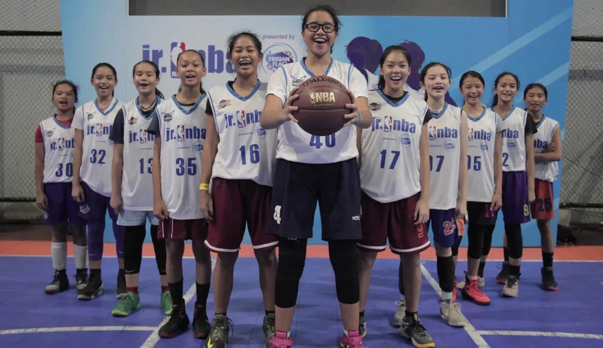 Para peserta putri foto bersama usai proses seleksi. Total ada 24 putri berusia antara 10-14 tahun yang berhasil lolos ke tahap National Camp Junior NBA. (Istimewa)