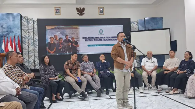 Chief Content Officer (CCO) KapanLagi Youniverse (KLY) sekaligus perwakilan keluarga Arie Basuki, Wenseslaus Manggut menyampaikan proses pencarian jurnalis  hilang selama 10 hari. (Liputan6/Dimas Ramadhan)