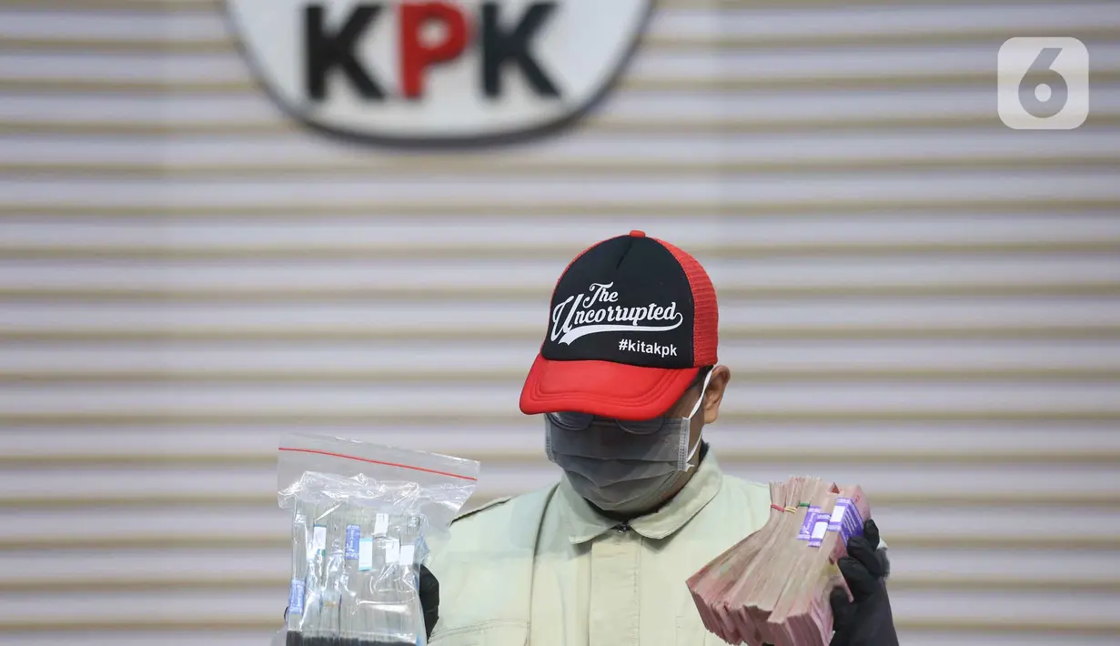 Usai terjaring OTT KPK, sebelum dibawa ke Jakarta, Bupati Cilacap Syamsul Auliya Rachman sempat menjalani pemeriksaan di Polresta Banyumas. Tampak dalam foto, petugas menunjukkan barang bukti berupa uang tunai yang disita dari Operasi Tangkap Tangan (OTT) terhadap Bupati Cilacap, Jawa Tengah, Syamsul Auliya Rachman, di Gedung Merah Putih Komisi Pemberantasan Korupsi (KPK), Jakarta, Sabtu (14/3/2026). (Liputan6.com/Helmi Fithriansyah)