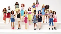 Barbie dengan tubuh tinggi, berlekuk dan mungil terlihat berdiri dengan Barbie tradisional dalam foto yang dirilis oleh Mattel, Kamis (28/1). 2016, perusahaan Mattel akan mengeluarkan Barbie dengan tiga bentuk tubuh baru. (REUTERS/Mattel)