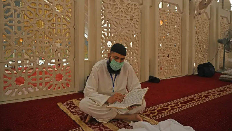Muslim Pakistan Melakukan Iktikaf di Masjid
