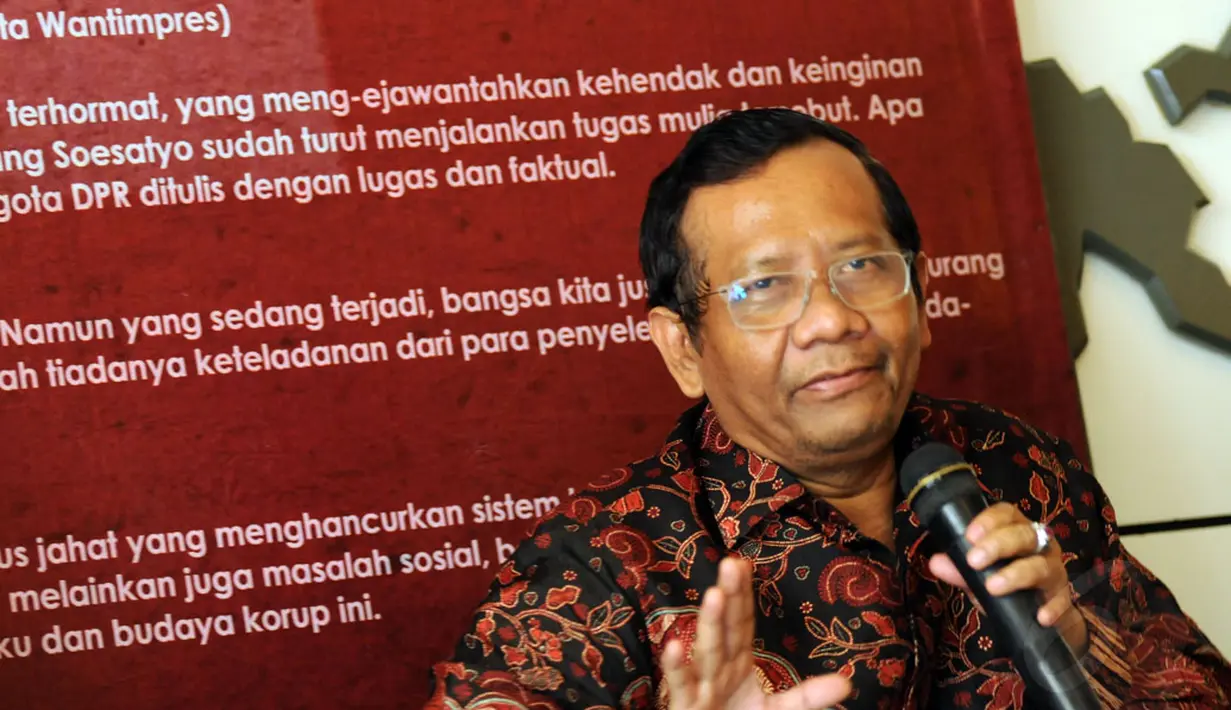  Mantan Ketua Mahkamah Konstitusi, Mahfud MD, memberikan komentar dari sisi hukum pada bedah buku berjudul Indonesia Gawat Darurat karya Bambang Soesatyo di Jakarta, (31/8/2014). (Liputan6.com/Helmi Fithriansyah)