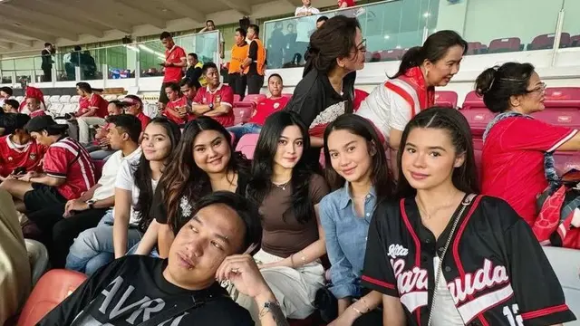 Azizah Salsha hadir menyaksikan Pratama Arhan saat Pertandingan Timnas Indonesia di GBK.