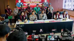 Sebelumnya, Fachry Albar dihadirkan pada rilis kasus penyalahgunaan narkotika yang menjeratnya di Polres Metro Jakarta Barat, Kamis (24/4/2025). (Liputan6.com/Herman Zakharia)
