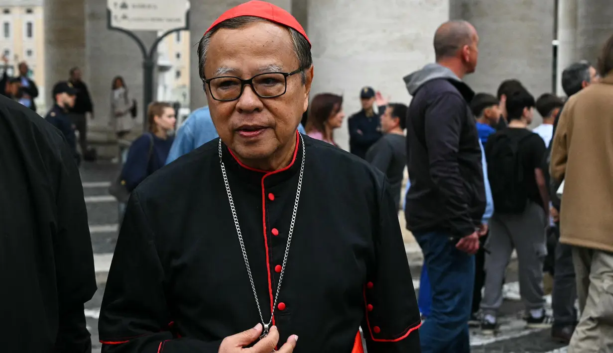 Kardinal Indonesia, Ignatius Suharyo Hardjoatmodjo (tengah) saat tiba untuk menghadiri pertemuan kongregasi di Vatikan, pada 5 Mei 2025. (Andreas SOLARO/AFP)