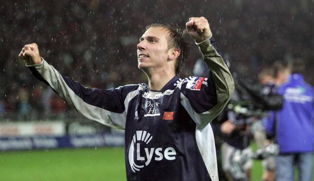 Jone Samuelsen. Mantan gelandang Norwegia ini tercatat sebagai pencetak gol sundulan terjauh di dunia. Rekor terjadi saat ia memperkuat Odd Greenland melawan Tromso Idrettslag di Liga Norwegia pada 2011. Sundulannya dari jarak 58,13 meter menghasilkan gol ke gawang Tromso. (Youtube.com)