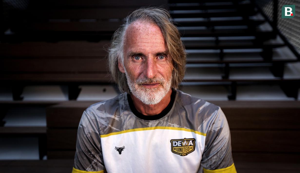 <p>Pelatih Dewa United, Jan Olde Riekerink berpose di depan fotografer setelah melakukan sesi wawancara di basecamp Dewa United, Pagedangan, Tangerang, Selasa (18/07/2023). (Bola.com/Bagaskara Lazuardi)</p>