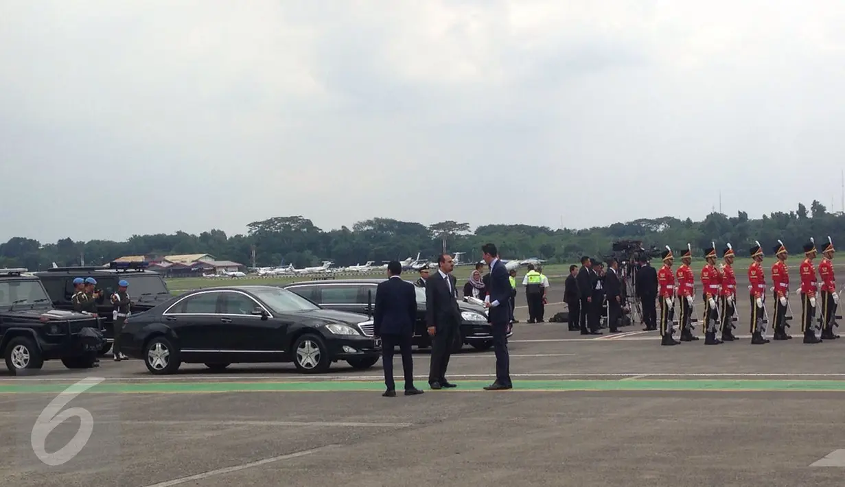 Petugas berjaga di dekat mobil yang akan di kenakan Presiden Joko Widodo dan Raja Arab Saudi, Salman bin Abdulaziz di Bandara Halim Perdanakusuma, Jakarta, Rabu (1/3).  (Liputan6.com/Fery Pradolo)