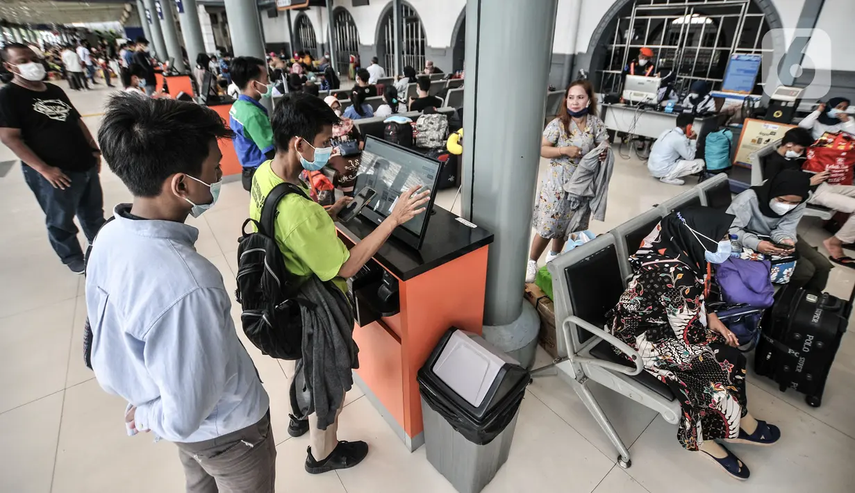Antrean calon penumpang saat akan mengikuti tes Genose sebagai syarat utama perjalanan di masa pandemi COVID-19 di Stasiun Pasar Senen, Jakarta, Senin (3/5/2021). Dari sekitar 10.500 jumlah ketersediaan tempat duduk, sekitar 7.000 di antaranya telah dipesan. (merdeka.com/Iqbal S. Nugroho)