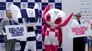 Maskot Olimpiade dan Paralimpik Tokyo 2020, Miraitowa (kiri) dan Someity (kanan) saat debut mereka di Tokyo, Jepang, Minggu (22/7). Sekitar 6,5 juta juta siswa ambil bagian dalam penentuan Maskot Olimpiade Tokyo 2020. (AP Photo/Eugene Hoshiko)