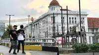 Warga sedang berkunjung ke Kota Tua, Jakarta Barat sambil mengenakan masker karena masih di tengah pandemi COVID-19. (28/8/2022) Foto: Liputan6.com/ Ade Nasihudin).