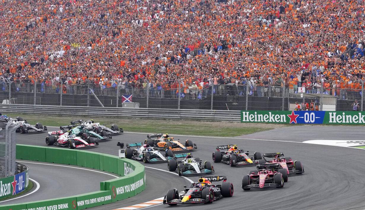 Ini adalah kemenangan keempat secara beruntun Verstappen di F1 2022. Sebelumnya dia juga menjadi juara di Prancis, Hungaria, dan Belgia. (AP/Peter Dejong)