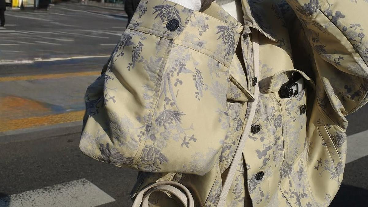 6 Potret Gaya Chic Yasmin Napper dengan Jaket Bermotif saat Liburan di Korea Selatan