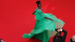 Lupita Nyong'o tampil mempesona saat menghadiri pembukaan Cannes Film Festival dan premier film 'La Tete Haute', di Cannes, Prancis, Rabu (13/5). (REUTERS/Benoit Tessier)