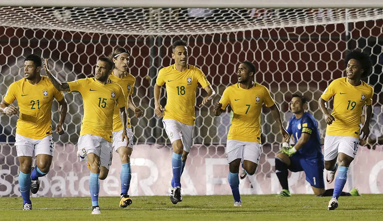 Para pemain Brasil merayakan gol penyeimbang yang dicetak Dani Alves ke gawang Paraguay pada kualifikasi Piala Dunia 2018 du Stadion Chaco, Paraguay, Rabu (30/3/2016). Kedua tim bermain imbang 2-2. (Reuters/Mario Valdez)