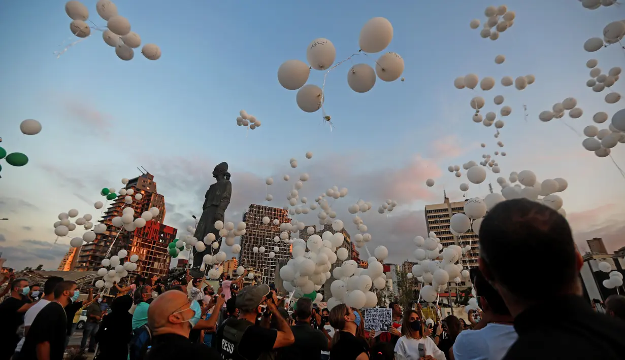 Sejumlah balon diterbangkan dalam upacara untuk memperingati peristiwa ledakan pelabuhan 4 Agustus di Beirut, Lebanon, 4 Oktober 2020. Dua ledakan yang mengguncang Pelabuhan Beirut menghancurkan sebagian kota dan menewaskan sekitar 190 orang serta melukai 6.000 lainnya. (Xinhua/Bilal Jawich)