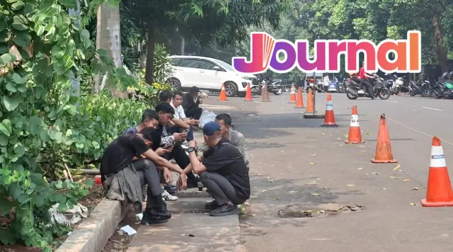 Downgrade: Jeda Kantor Pilih Nongkrong di Trotoar