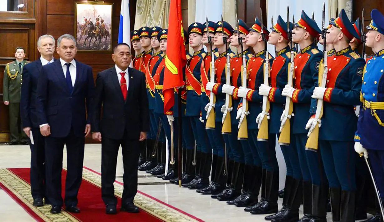 Menhan RI Ryamizard Ryacudu (kanan) bersama Menhan Rusia Sergey Shoigu saat upacara penyambutan resmi kenegaraan bilateral meeting Menhan RI-Rusia di Kantor Pusat Kemenhan Rusia, Znamenka Ulitsa Moscow, Rabu (6/2). (Liputan6.com/HO/Puskom Kemhan)