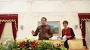 Presiden Jokowi (kiri) tersenyum saat melakukan Wawancara khusus di Istana Merdeka, Jakarta, Jumat (16/10/2015). Wawancara berhubungan dengan Pemerintahan Jokowi-JK genap berusia satu tahun pada 20 Oktober 2015 nanti. (Liputan6.com/Faizal Fanani)