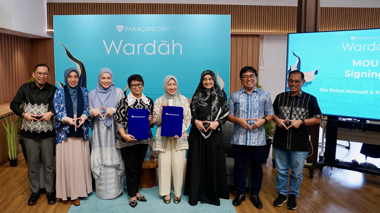 Retno Marsudi berfoto bersama jajaran ParagonCorp