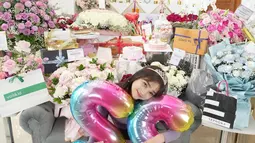 Saking banyaknya kado yang diterimanya, kado ulang tahun Fuji ini sampai memenuhi ruangan. Sosok yang humble dan mudah dekat dengan siapa saja, tak heran jika Fuji punya banyak teman dari kalangan artis ataupun bukan dari kalangan artis. Menilik dari foto lain yang diunggah, terlihat bagaimana sahabat tercinta dan keluarganya sangat menyayangi Fuji. (Liputan6.com/IG/fuji_an)