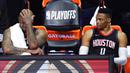 Pebasket Houston Rockets, P.J. Tucker dan Russell Westbrook, tampak kecewa usai ditaklukkan Los Angeles Lakers pada gim kelima semifinal wilayah barat, Minggu (13/9/2020). Lakers menang dengan skor 119-96. (AP Photo/Mark J. Terrill)