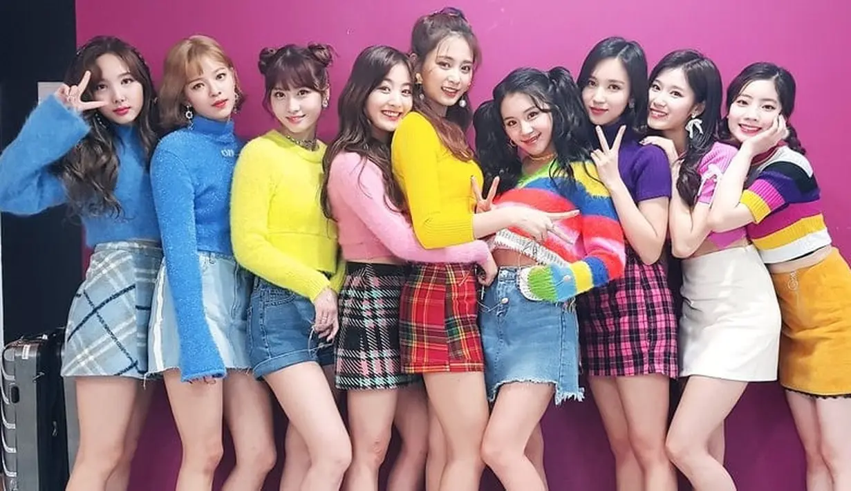 Tentu saja kemiripan ini pun membuat beberapa warganet menduga jika TWICE sengaja menjiplak konsep SNSD. Namun sebagian lainnya, beranggap jika konsep beach party adalah konsep yang umum. (Foto: soompi.com)