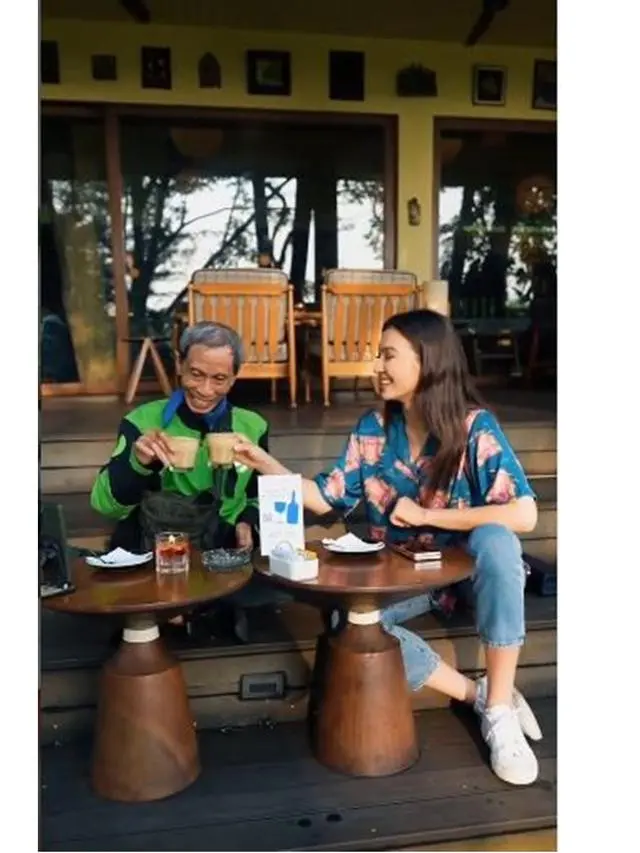 Momen driver ojol Babeh Ary bonceng Raline Shah. (Sumber: Instagram/ralineshah)