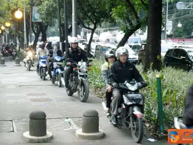 Citizen6, Jakarta: Para pengguna sepeda motor melewati ruas jalan trotoar pejalan kaki di Jl. Kebon Sirih, Jakarta. Yang kerap dilakukan setiap hari oleh pengguna roda dua tersebut. (Pengirim: Yorri Farli)
