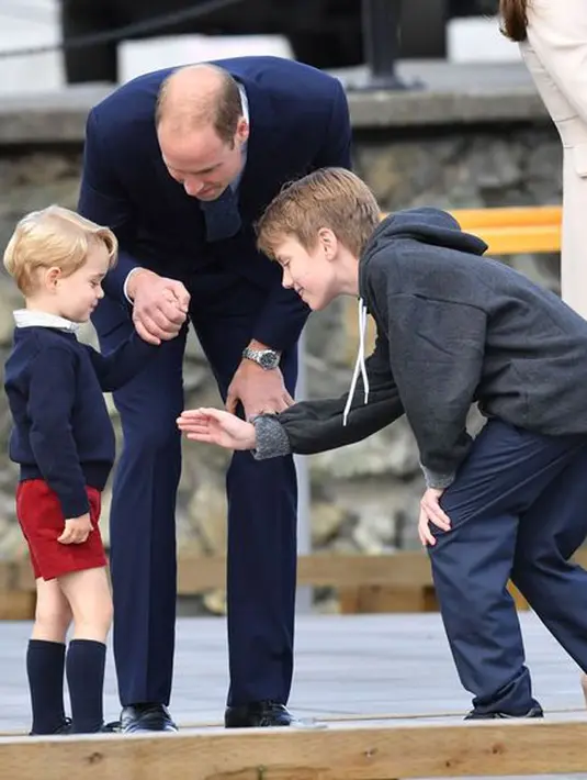 Detik-detik terakhir tersebut membuat semua mata tertuju pada William dan Kate Junior itu, pasalnya keduanya memiliki paras yang menggemaskan. (doc.mirror.co.uk)