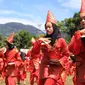 Anak-anak di Kampung Berseri Astra Jorong Tabek menampilkan kesenian tari piring dalam acara Festival Kampung Berseri Astra bertema Pendidikan Kecakapan Hidup Melalui Kearifan Lokal di Kabupaten Solok, Sumatra Barat (28/4/2019). (Liputan6.com/HO/Eko)