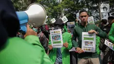 Sejumlah elemen masyarakat dan mahasiswa menggelar aksi Solidaritas untuk Muslim Uighur di depan Kedutaan Besar China di Jakarta, Jumat (20/12/2019). Mereka mengecam dan mengutuk keras penindasan terhadap muslim Uighur di China. (Liputan6.com/Faizal Fanani)