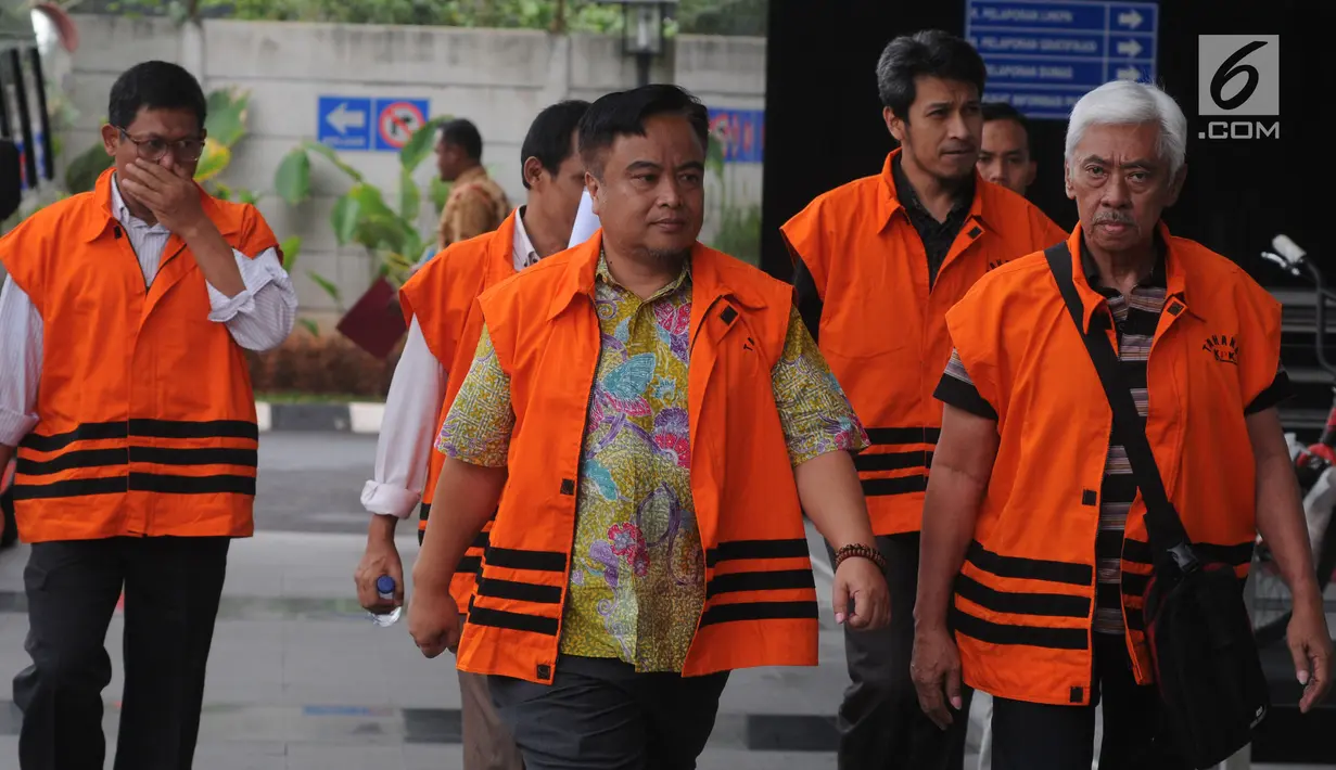 Rombongan tersangka anggota DPRD Malang berjalan turun dari mobil tahanan setibanya di Gedung KPK, Jakarta, Jumat (21/9).KPK memperpanjang masa penahanan sejumlah tersangka kasus suap pembahasan APBD-P Pemerintah Kota Malang itu. (Merdeka.com/Dwi Narwoko)