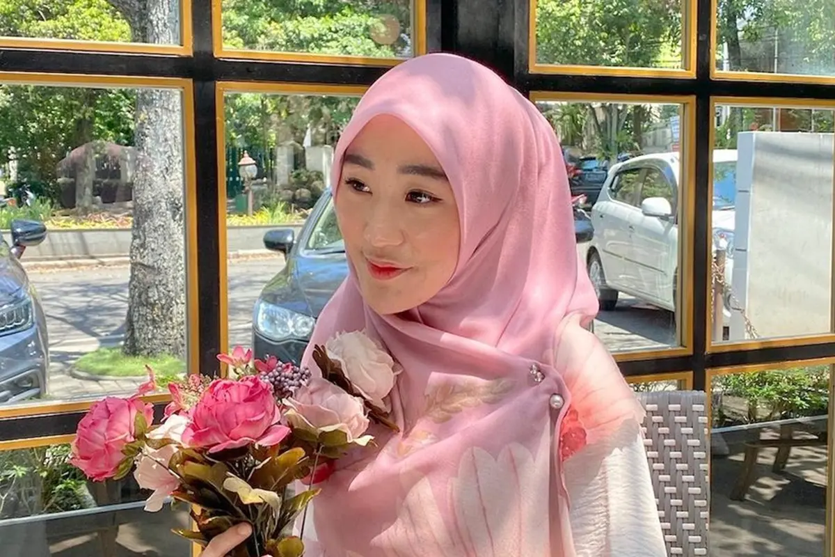 FOTO: Gaya Larissa Chou Tampil dengan Outfit Merah Muda, Memesona