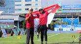 Atlet panahan Indonesia, Diananda Choirunisa (kanan) berpose usai memastikan meraih medali emas di nomor individual recurve putri SEA Games 2025 di Football Field 1, Sports Authority of Thailand, Bangkok, Rabu (17/12/2025). Kontingen Indonesia kembali menambah pundi-pundi emas di SEA Games 2025 Thailand. (Bola.com/Bagaskara Lazuardi)