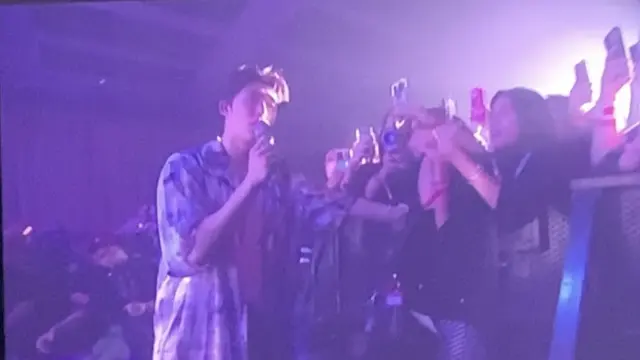 B.I berinteraksi dengan penggemar dalam konser HYPE UP Jakarta. (Liputan6.com/Jihan Rafifah)