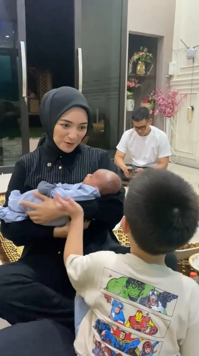 Diajak jenguk anak saudra, momen Athar putra Citra Kirana malah minta adik ini gemesin pol